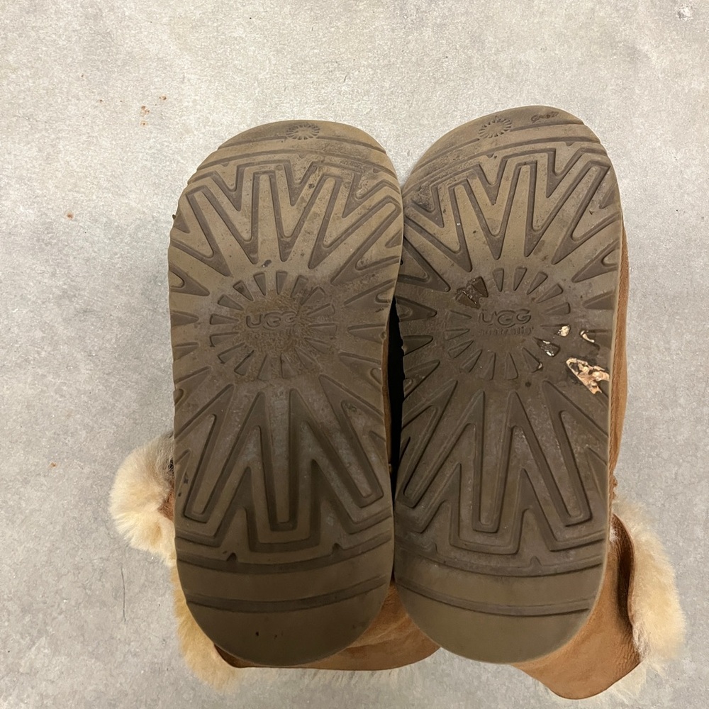 Ugg Button Bailey - image 6